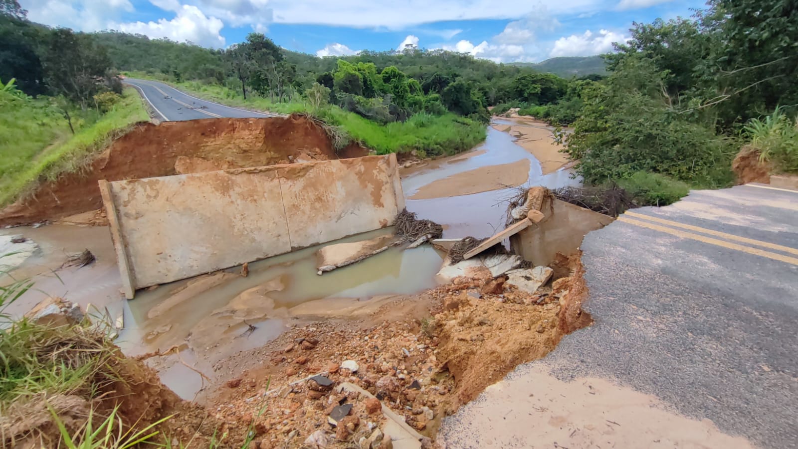 Como ficou a rodovia após as chuvas. Como ficou a rodovia após as chuvas.