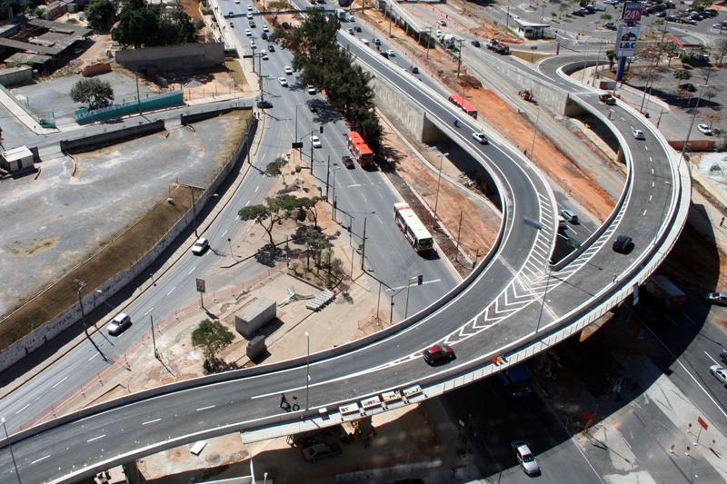 Aécio Neves inaugura mais uma obra da Linha Verde 2.JPG